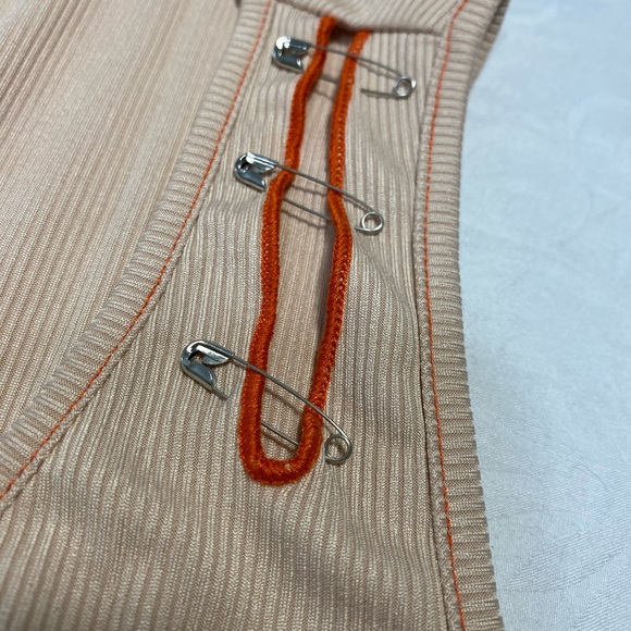 Misunderstanding Graphic Tee Tank Top Crop Safety Pin Pins Quirky Medium Women’s - Picture 3 of 7